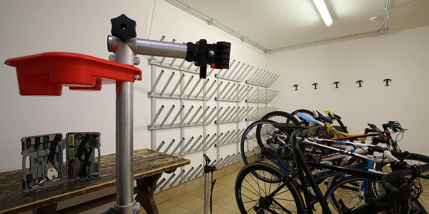 Der Abstellraum für Ski und Räder des Hotels Mesdì mit Ablagen und Werkzeugen