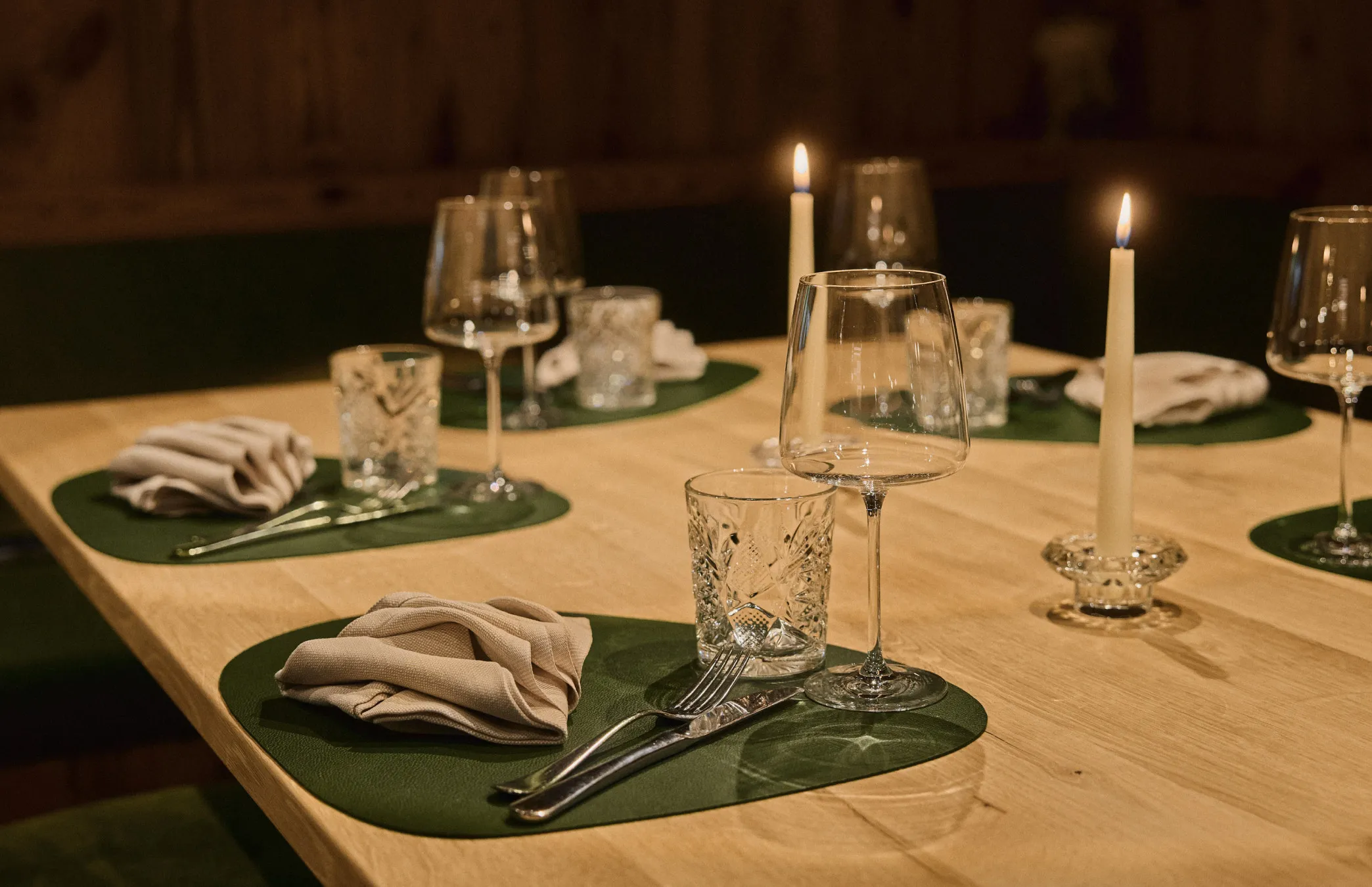 Eleganter gedeckter Tisch im Miky's Grill des Hotel Mesdí in Arabba, bereit, Gäste zu empfangen und Grill-Spezialitäten zu genießen.