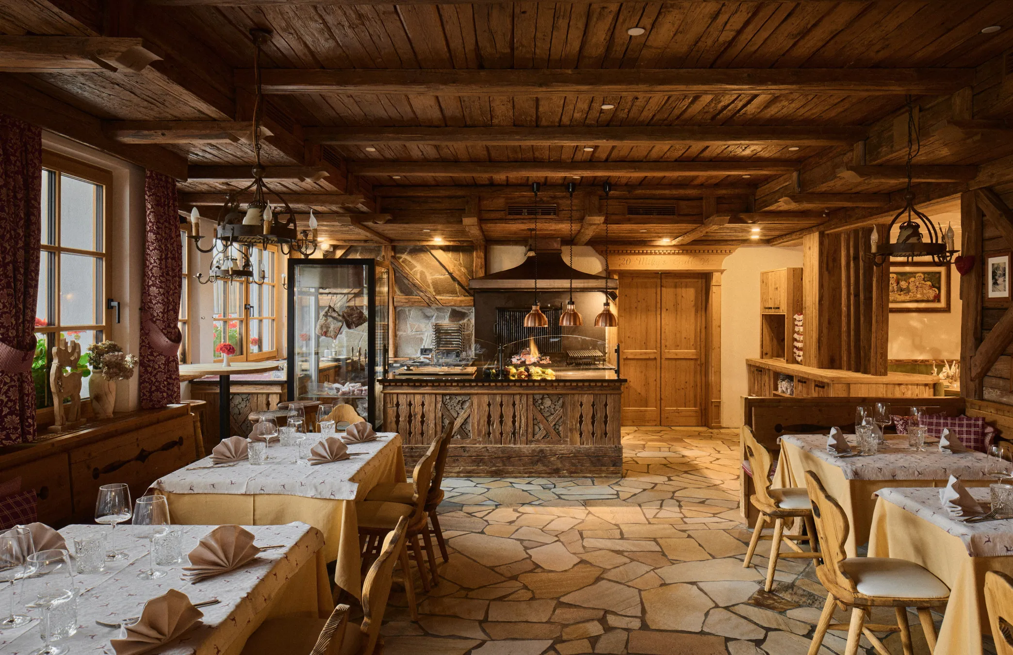 Miky's Grill at Hotel Mesdí, grilled specialties.
