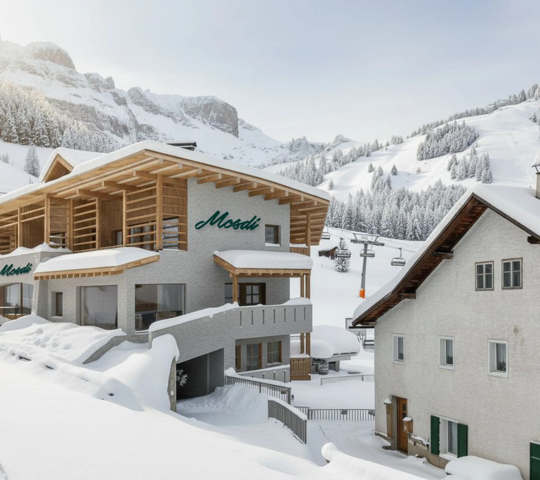 Hotel Mesdì im Winter mit direktem Ski-in/Ski-out Zugang zu den Pisten – ideal für Skibegeisterte.
