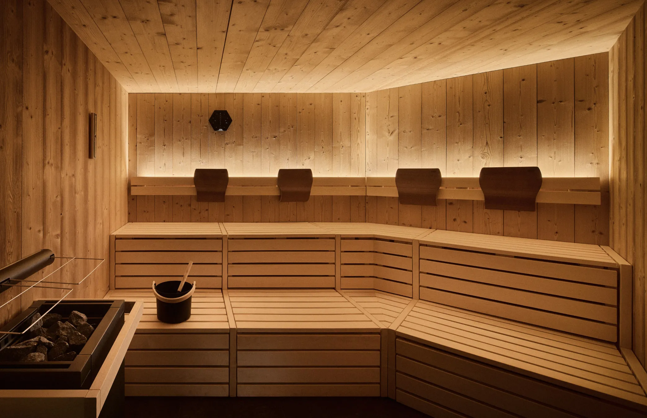 Sauna dell’Hotel Mesdì con arredi in legno, ideale per momenti di relax dopo una giornata in montagna.