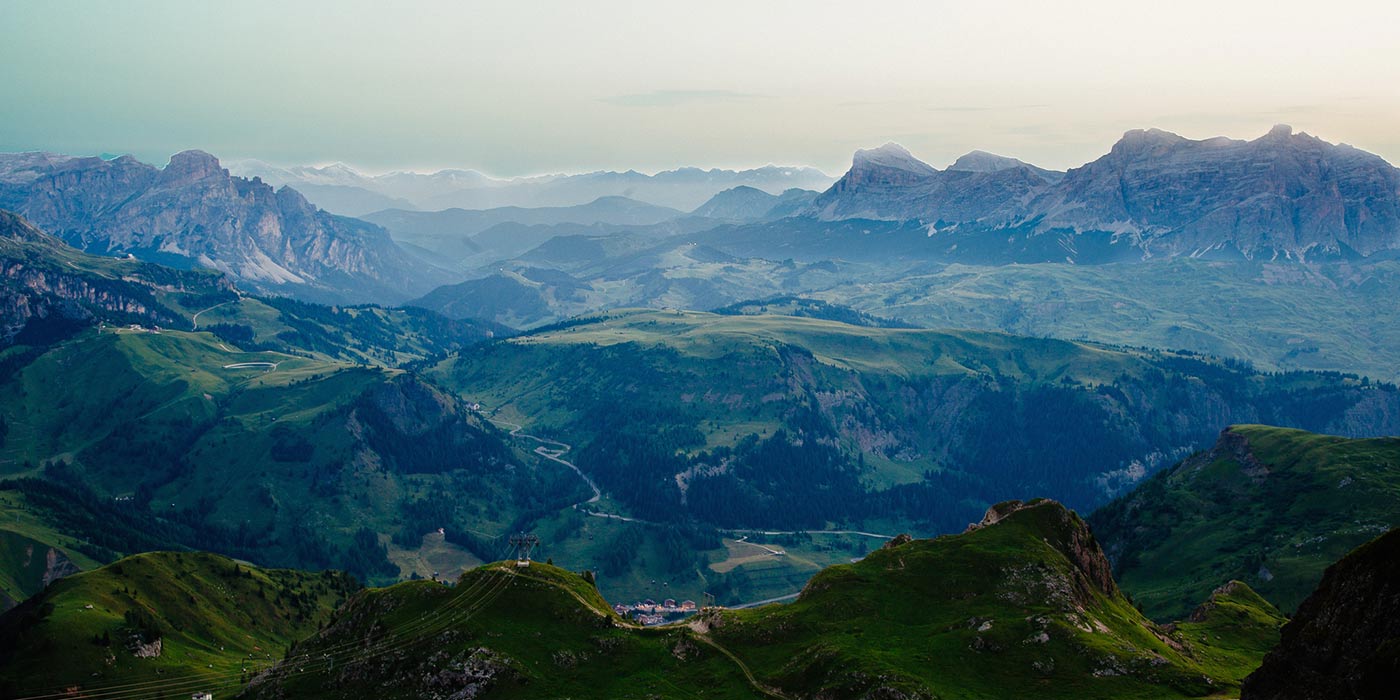 Blick auf das Arabbatal im Sommer mit den Dolomiten im Hintergrund