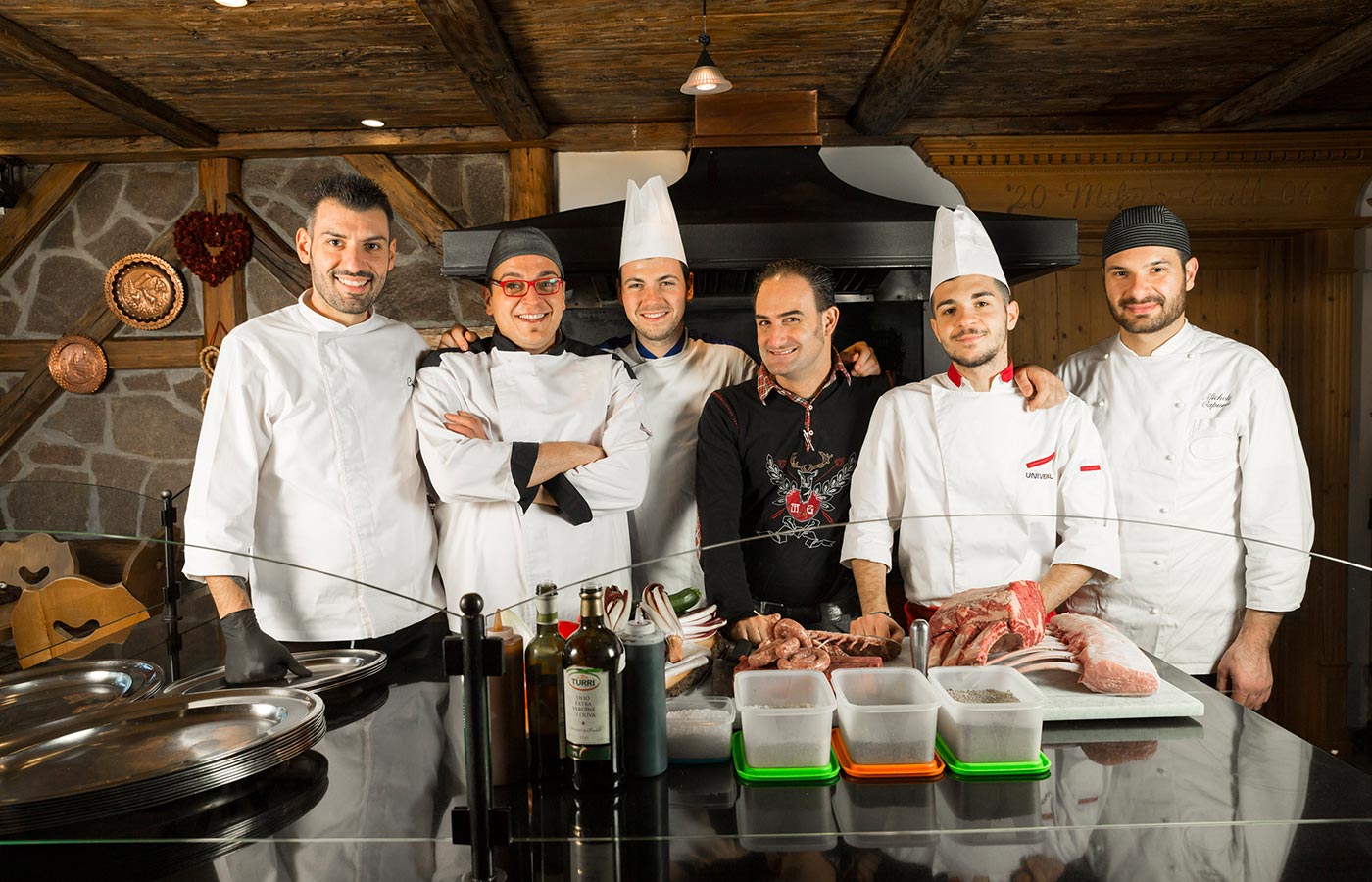 Foto di gruppo del team della cucina del ristorante Miky's Grill