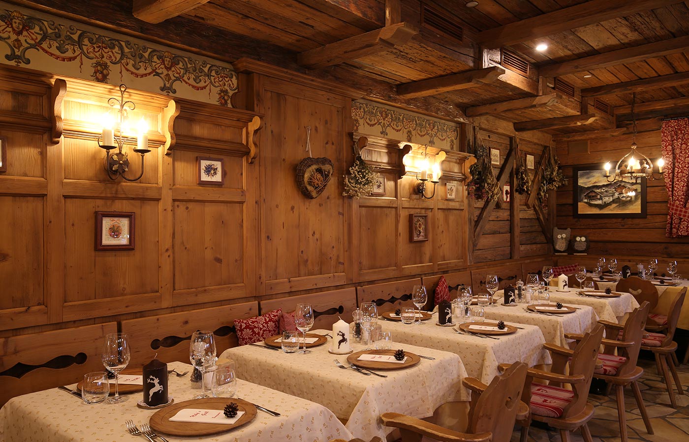 Tavoli apparecchiati nella sala da pranzo in legno del ristorante rustico Miky's Grill