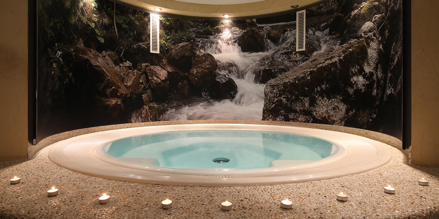 Hotel Mesdì's whirlpool with lit candles on the side